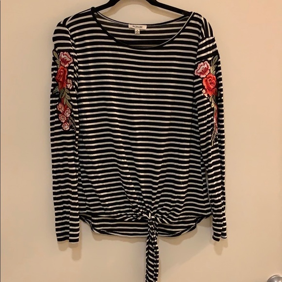 Striped shirt w/ appliqué roses - Picture 1 of 4